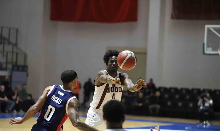Bandırma'da Bordo Basketbol Bahçeşehir'in liderliğine set çekti