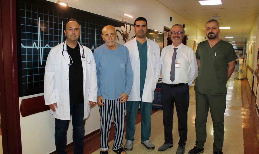 GAÜN hastanesinde 83 yaşındaki hastaya zorlu aort ameliyatı