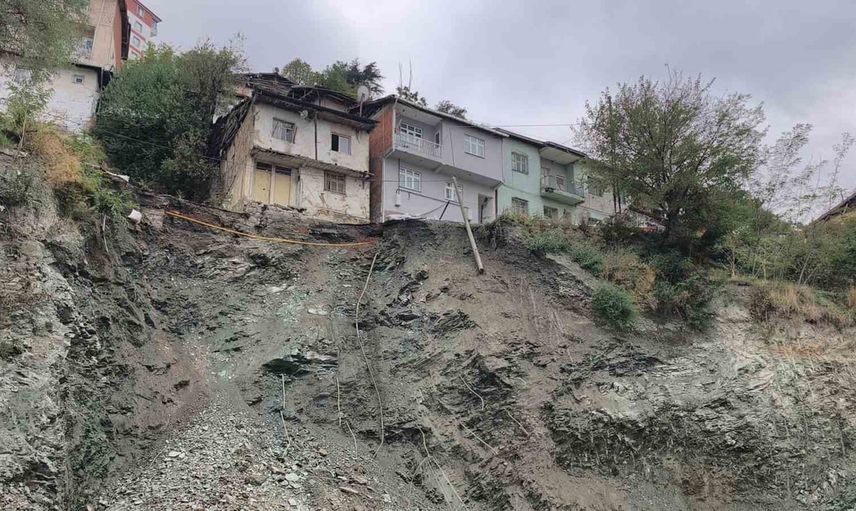 Tokat'ta inşaat alanı kenarındaki yol çökmesi üzerine apartman boşaltıldı