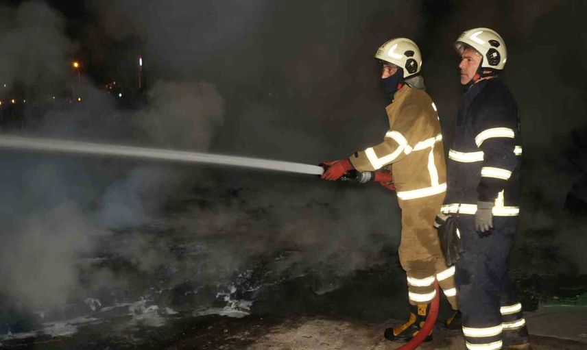 Kırıkkale'de gece yarısı hal yangını: plastik kasalar alev aldı, bina sıçramadan kurtarıldı