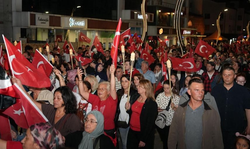 Bolu'da meşalelerle 30 ağustos yürüyüşü coşkuyla tamamlandı