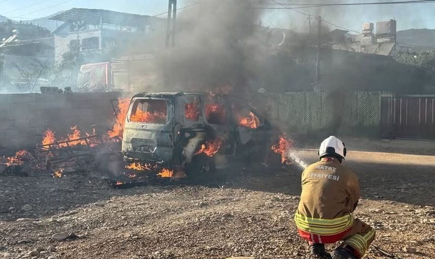 Kırıkhan'da bahçeye sıçrayan yangın hafif ticari aracı kullanılamaz hale getirdi