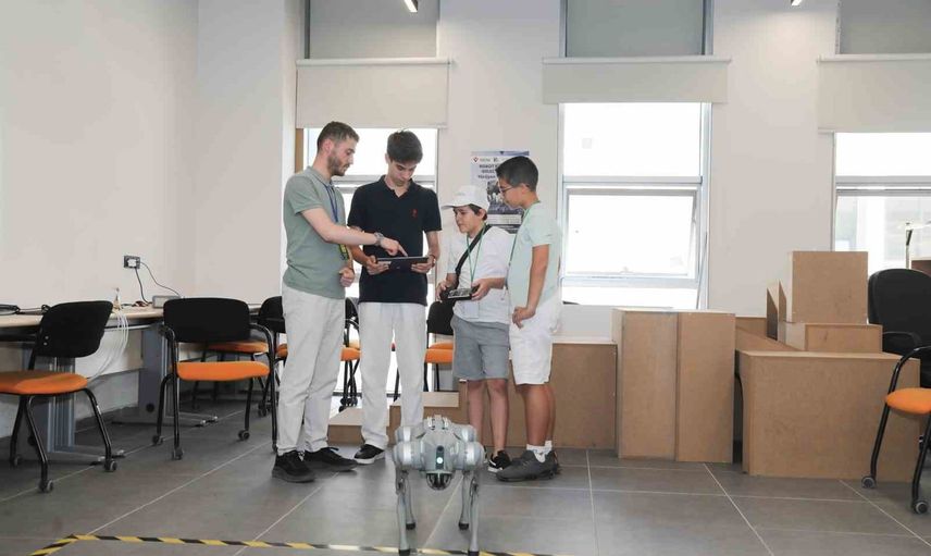 Robot köpeklerden insansı makinelere: BTÜ'de gençlerin teknoloji yolculuğu