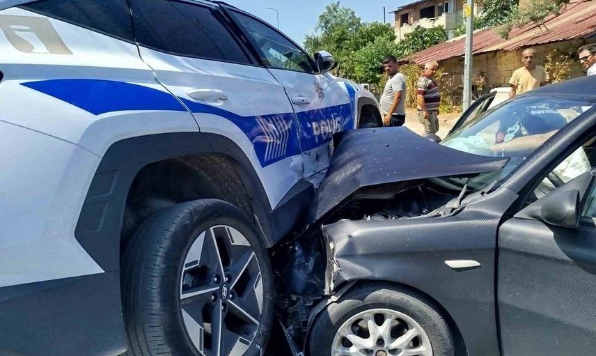 Nazilli'de 75. Yıl Bulvarı'nda çarpışma: polis aracı yan döndü, iki kişi yaralandı