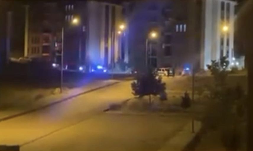 Elazığ'da sokak ortasında motosikletini ateşe veren kişi polis tarafından gözaltına alındı