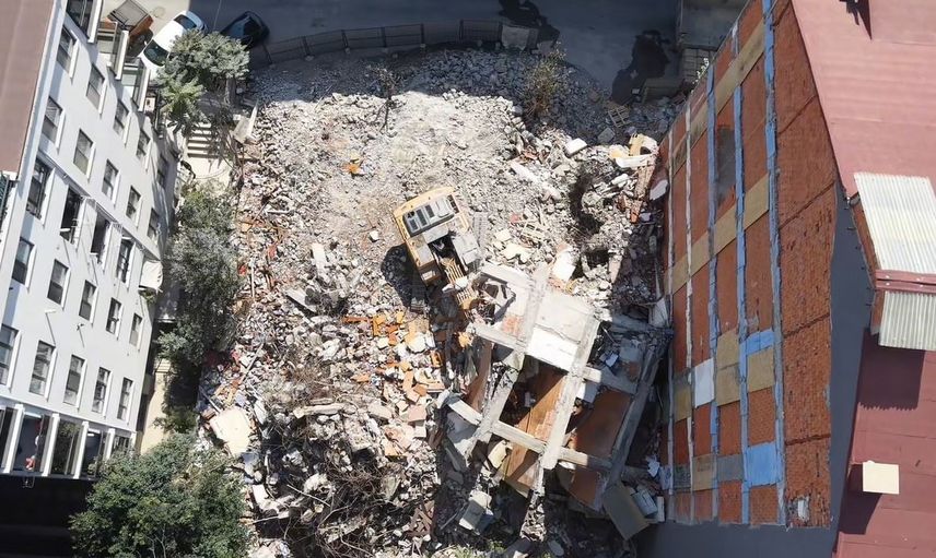 Küçükçekmece'de kentsel dönüşüm yıkımında operatör kıl payı kurtuldu