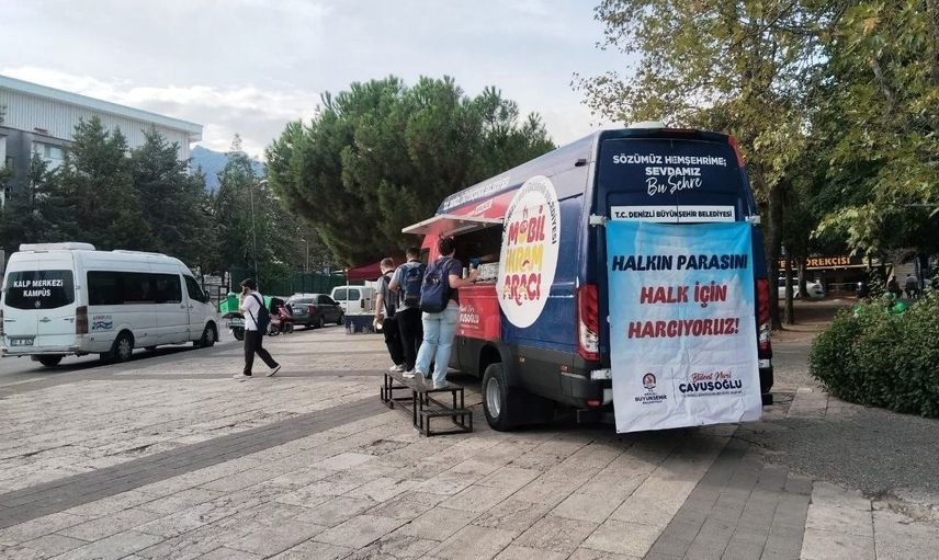 Yeni dönemde sabahları öğrenciler belediyeden sıcak ikramla karşılandı