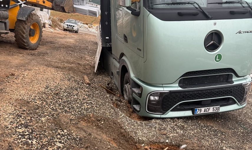 Yağışın ardından çöken yolda malzemeli tır kurtarıldı