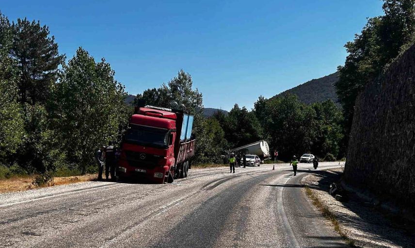 Mudurnu'da kamyonların çarpışması sonucu sürücü yaralandı