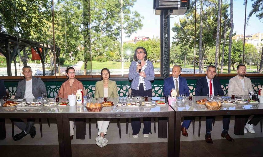 Uşak'ta zabıta haftası programında Hatice Terekeci Özkan personelle buluştu