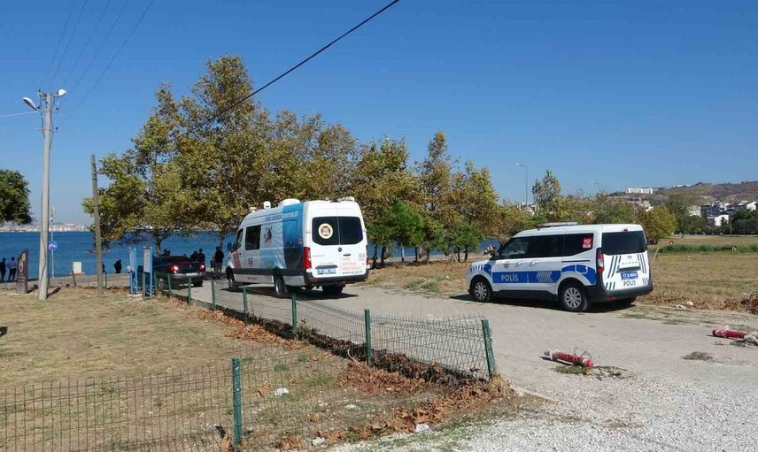 El freni unutulan otomobil denize kaydı ve vinçle çıkarıldı