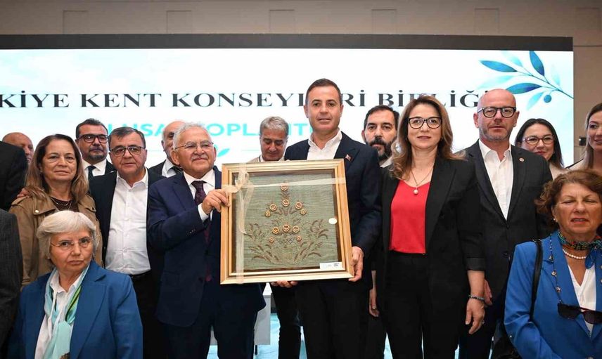 Balıkesir'de kent konseyleri birliği toplantısı: Sevinç Baykan Özden 18. dönem başkanı