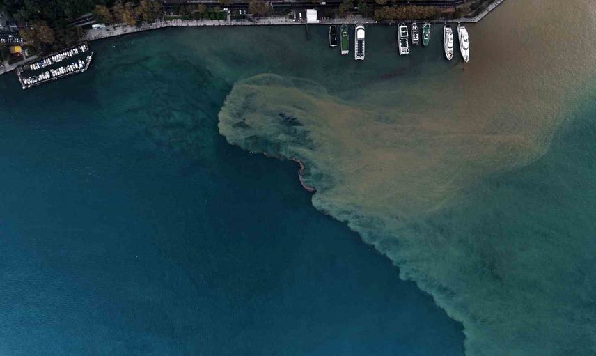 İstanbul'da yağmur dereleri sürükleyince boğaz kahverengiye büründü