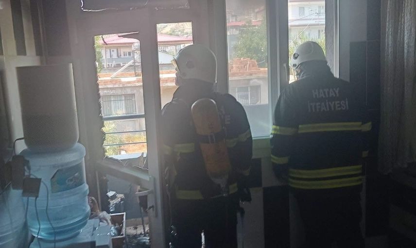 Hassa Yolçatı'da ev yangını itfaiyenin müdahalesiyle büyümeden söndürüldü