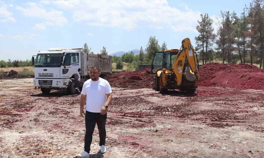 Çal'da üreticiye yem desteği sürüyor