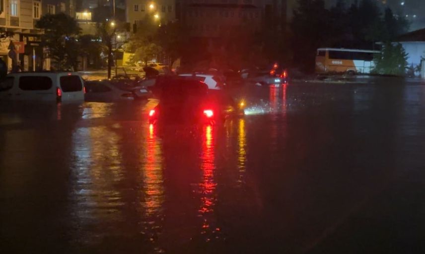 Sarıyer Ayazağa'da sağanak otoparkı su altında bıraktı