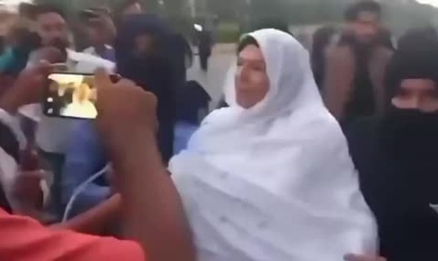 Lahor'da gözaltı: Aleema Khan protestolar öncesi 30 gün tutuklandı
