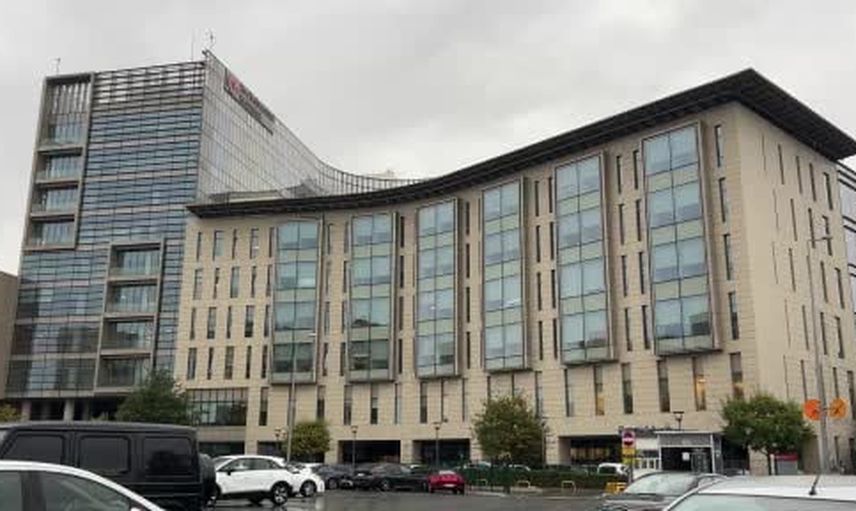 Zeytinburnu'da Koç Üniversitesi otoparkından düşen otomobil tel örgüyü aştı
