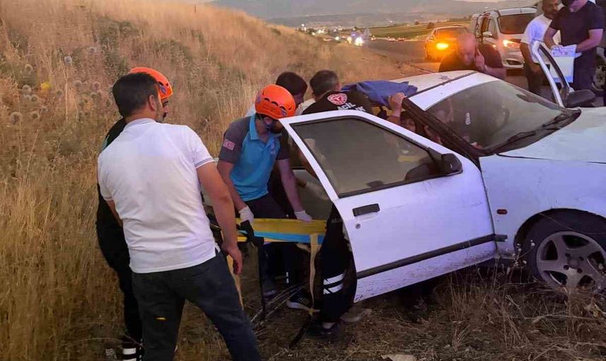 Bingöl'ün Genç kırsalında kontrolden çıkan otomobilde iki kişi yaralandı