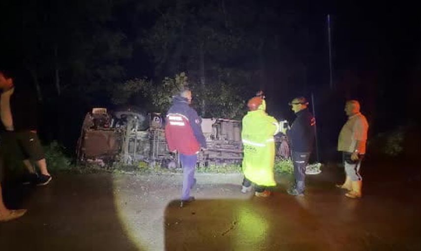 Gece yağışı sonrası Hopa Başoba'da kamyon dere yatağına devrildi