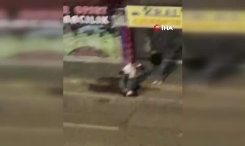 İzmit'te tartışma kavgaya dönüştü, yerdeki kişinin yüzüne basılan anlar kayda geçti