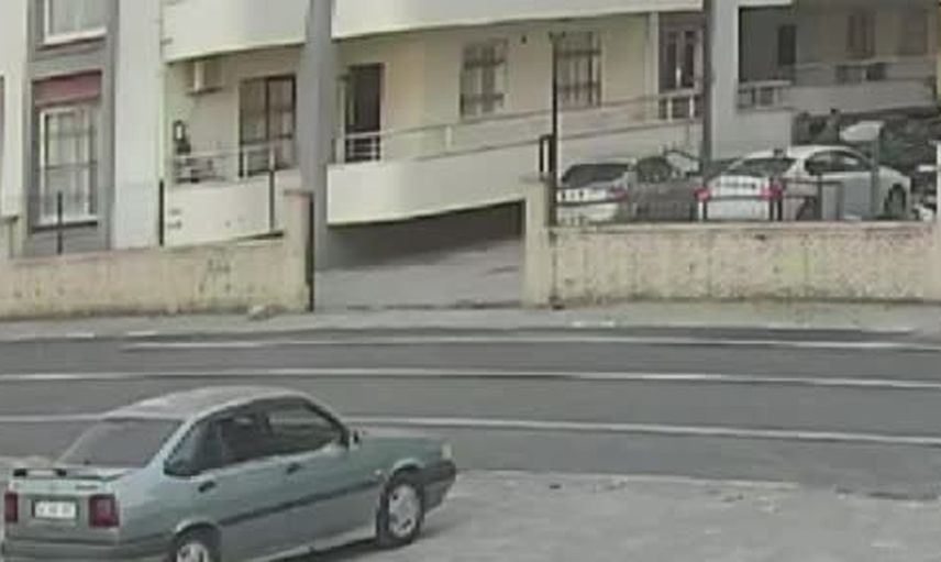 Oyun oynarken geri manevra yapan aracın altında kalan 4 yaşındaki çocuk ağır yaralandı