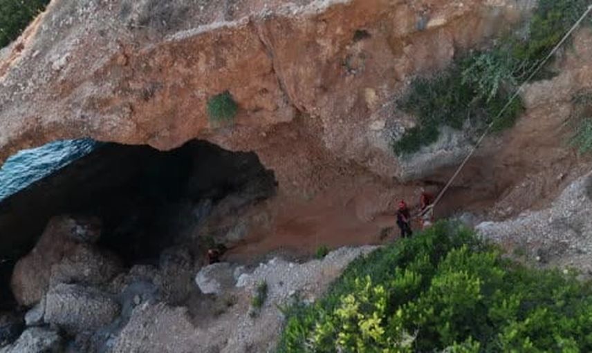 Kayalıklarda mahsur kalan vatandaş halatla iki saatte kurtarıldı