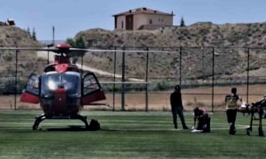 Darende'den Malatya'ya hava ambulansıyla sevk edilen 20 yaşındaki hasta tedavi altında
