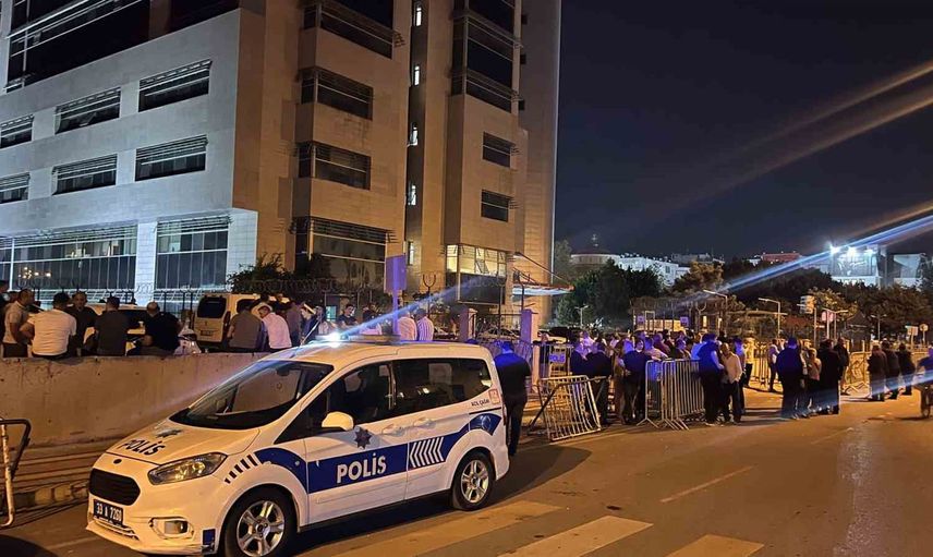 Mersin adliyesinde yoğun güvenlik: üç belediye başkanı tutuklama talebiyle sevk edildi
