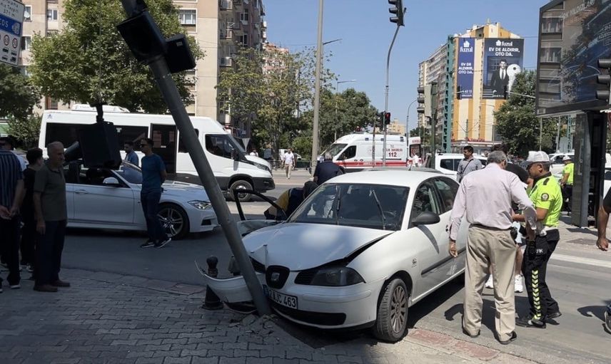 Feritpaşa kavşağında savrulan araçlar: 1’i çocuk 6 yaralı