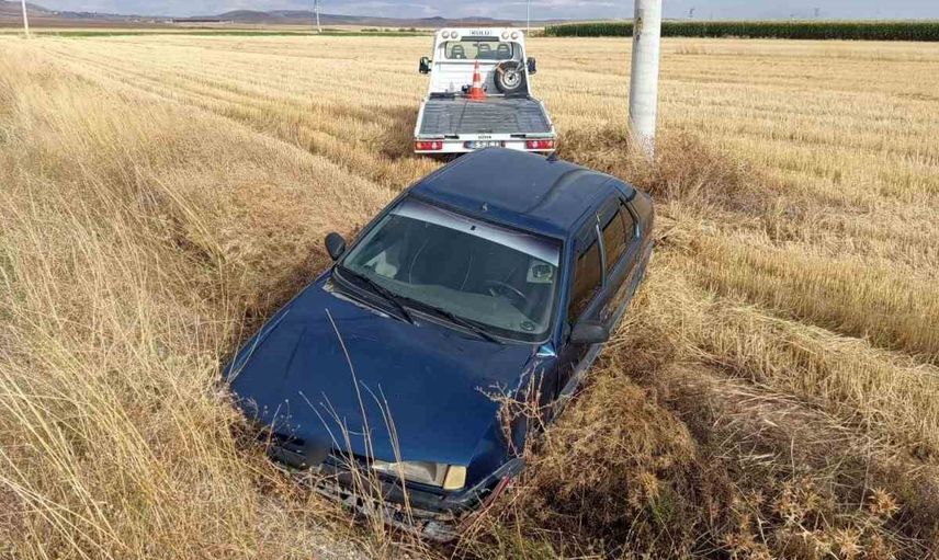 Kulu'da direksiyon hakimiyetini kaybeden otomobil şarampole yuvarlandı