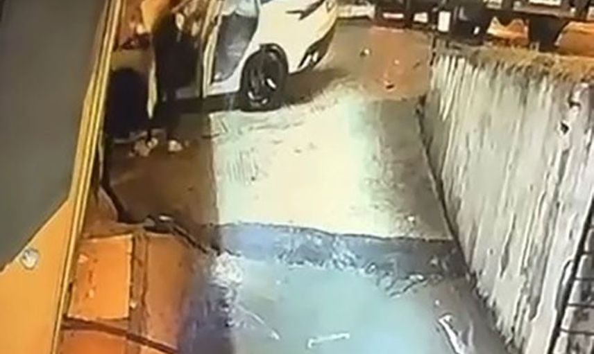 Beylikdüzü'nde işletmeye dalan araç alev aldı, vatandaş sürücüyü kurtardı