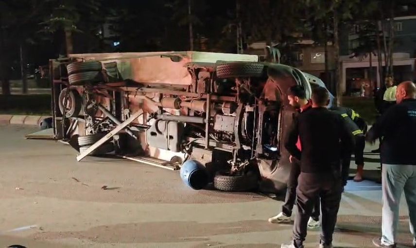 Merzifon'da kamyonet devrildi: bidonlar yola saçıldı, 3 yaralı
