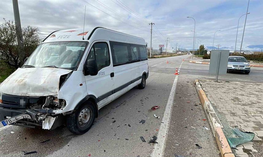 Karaman'da kavşakta minibüs ve otomobil çarpıştı: sürücü hastaneye kaldırıldı