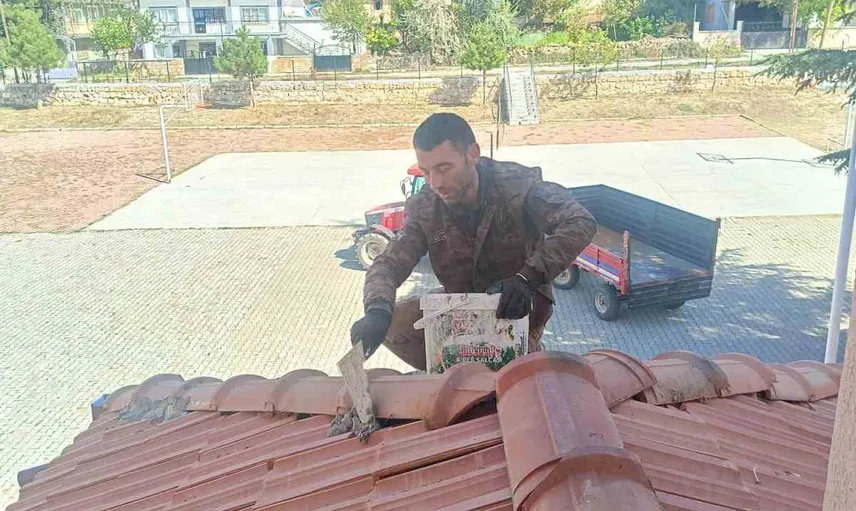 Özburun'da muhtar işçiliği üstlendi, mahalle okulunun çatısı yenilendi