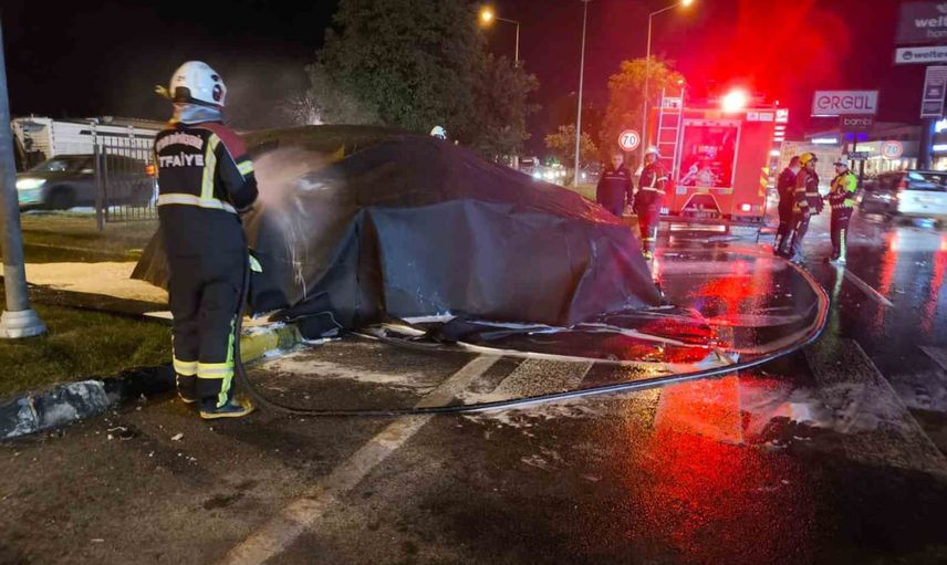 Efeler kavşağında tırla çarpışma: elektrikli araç alev aldı, itfaiye battaniye ile müdahale etti