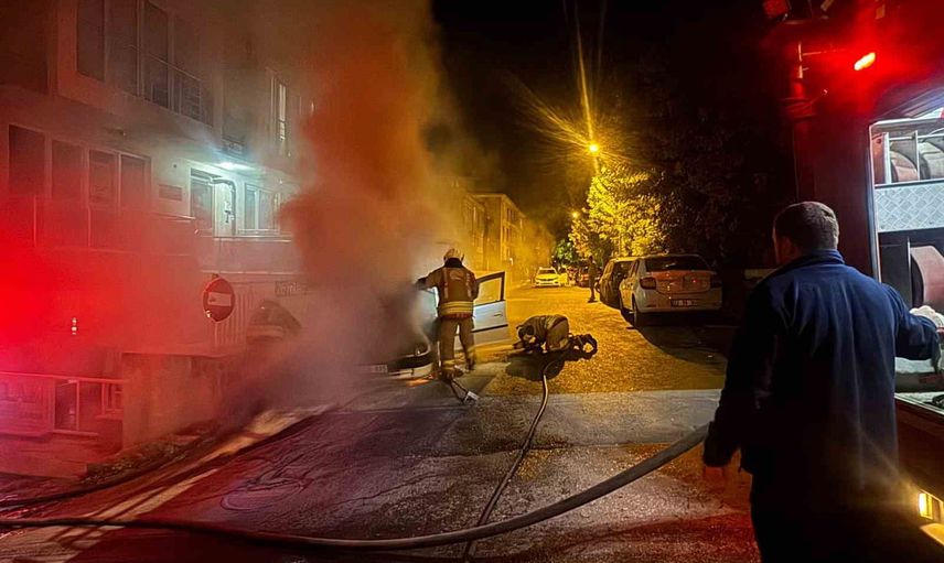 Edirne'de gece vakti sokakta park halindeyken alevlenen otomobil kül oldu