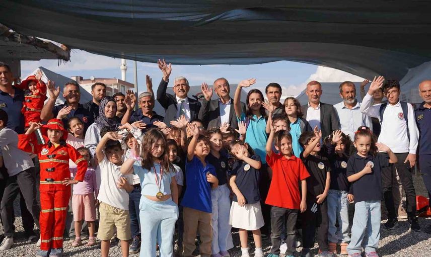 Kahta'da kent meydanında itfaiyecilerden pratik yangın güvenliği eğitimi