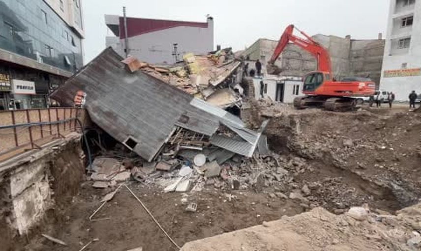 Kazı çalışması bozulan zemini ortaya çıkardı: Van'da lokantada kısmi çökme
