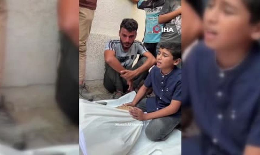 Kuzeninin başında Kur'an-ı Kerim okuyan çocuk Şifa Hastanesi'nde yasın simgesi oldu