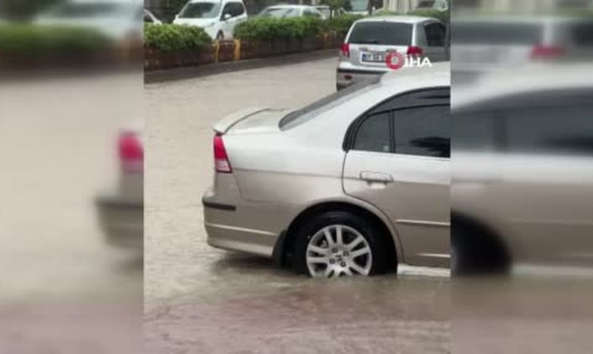 Kumluca'da akşam sağanağı denizden çıkan hortumu karaya taşıdı, iki sera hasar gördü
