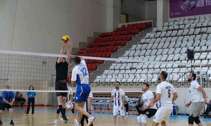 Kamu kurumları filede kozlarını paylaşıyor: Erzincan'da voleybol il birinciliği başladı