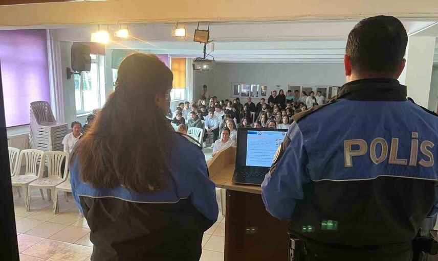 Polisten lise öğrencilerine meslek tanıtımı ve güvenlik eğitimi