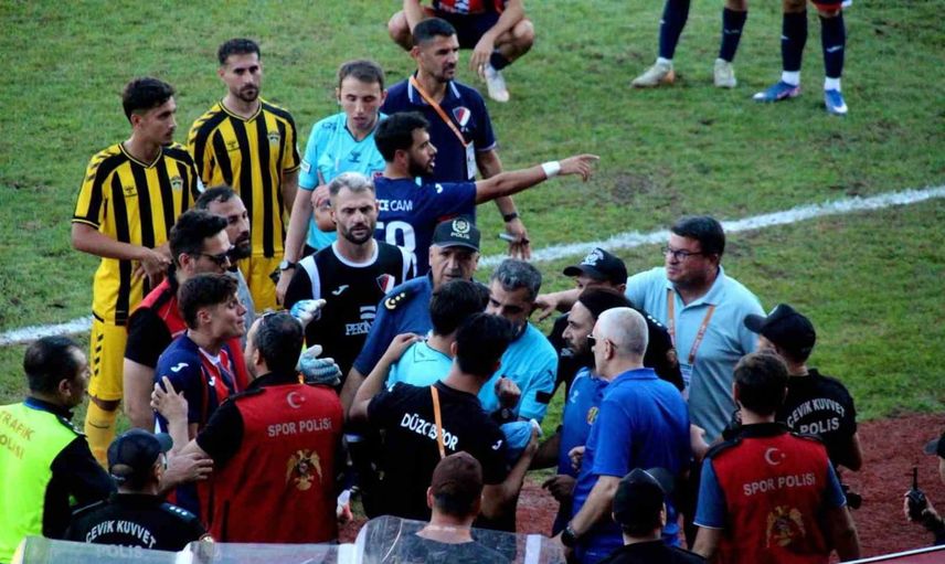 Tribünden atılan cisim dördüncü hakeme isabet edince maç tatil edildi