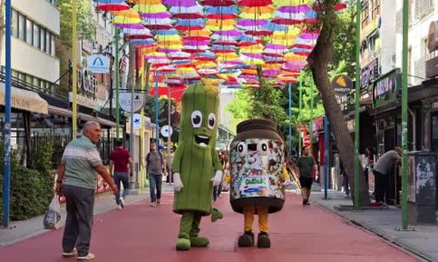 Ankara sokaklarında Turşucan sürprizi: oyun havasıyla turşu ikramı