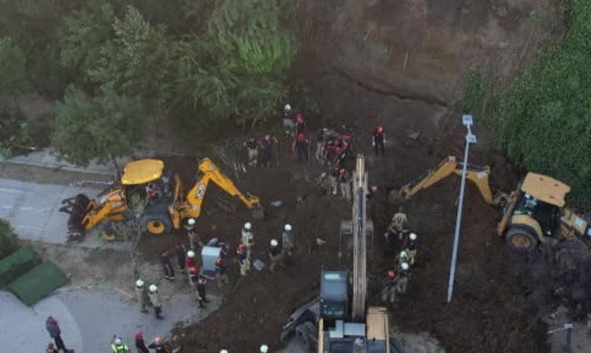 Büyükçekmece sahilinde göçük sonrası kurtarma çalışmaları havadan görüntülendi