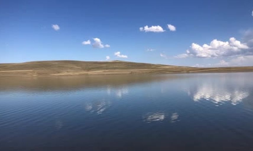 Kartpostallık yansıma: Selim'de Bayburt Barajı gölünde ikinci bir gökyüzü
