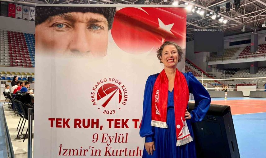 İzmir’de kurtuluş coşkusu voleybolda kardeşlikle taçlandı