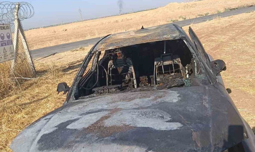 Mardin Artuklu'da sürücünün müdahalesine rağmen otomobil alevlere teslim oldu