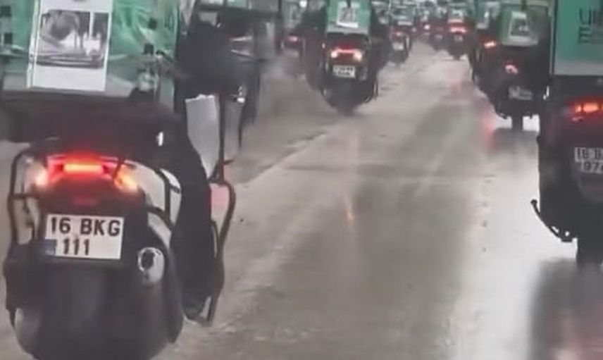 Bursa'da motokuryeler konvoyla arkadaşlarını uğurladı